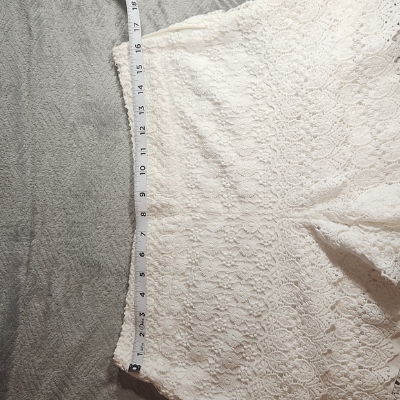 Loft Ann Taylor, White tiered scallop, layer mini Lace Shorts with side zipper - Picture 6 of 7